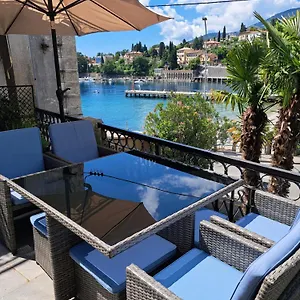 Apartman By The Sea, Ika